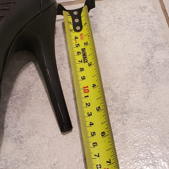 BCBG black leather heel size 8M - Picture 5 of 8